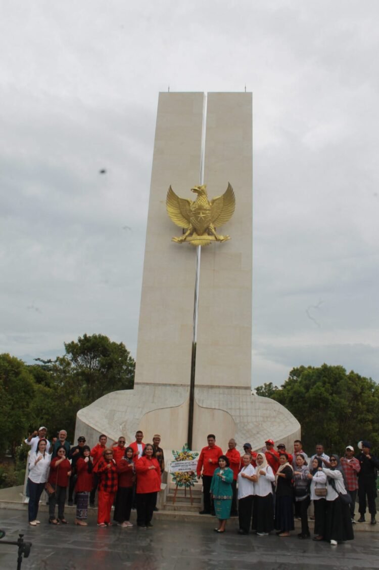 KKMB Balikpapan menggelar tabur bunga di TMP Kota Balikpapan dalam rangka Hari Pattimura ke-209. (Dok. KKMB)