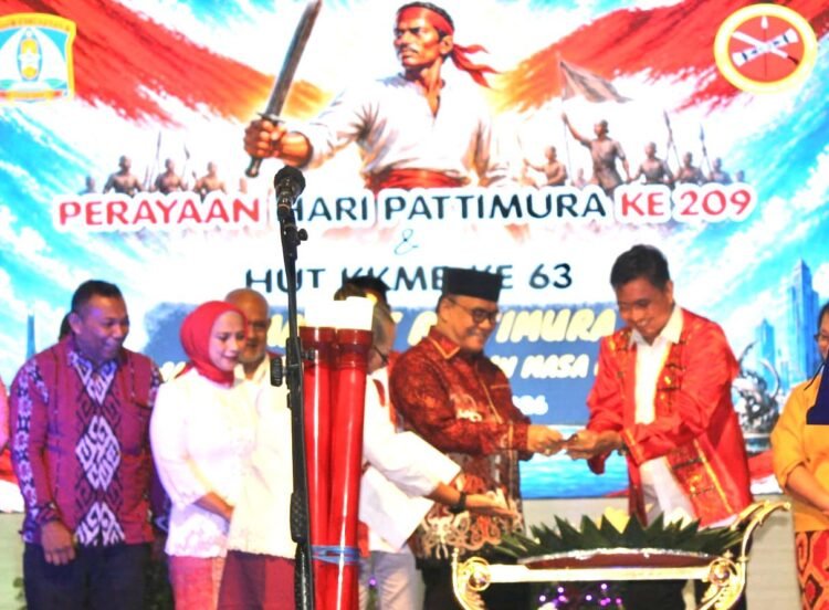 Wakil Wali Kota Balikpapan menghadiri puncak peringatan HUT ke-63 KKMB yang dirangkaikan dengan Hari Pattimura ke-209 di Gedung Kesenian Kota Balikpapan. (Dok. KKMB/PortalBalikpapan)
