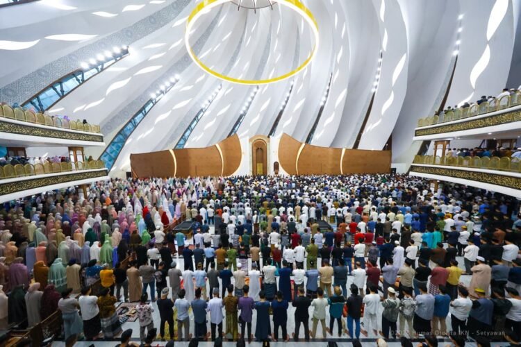 Salat Iduladha perdana di Masjid Negara IKN! Ribuan paket daging kurban disalurkan untuk warga dan pekerja. (Dok. Humas Otorita IKN)