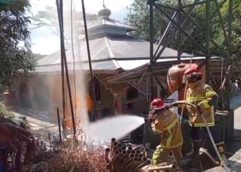 Petugas menangani semburan gas, air, dan api dari lokasi pengeboran di Manggar, Balikpapan Timur, Kamis (14/5/2026). (Dok. BPBD Balikpapan/Damkar)