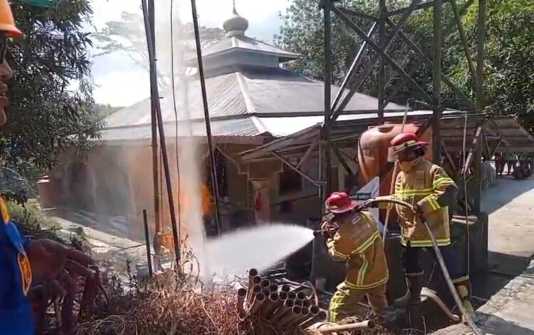 Petugas menangani semburan gas, air, dan api dari lokasi pengeboran di Manggar, Balikpapan Timur, Kamis (14/5/2026). (Dok. BPBD Balikpapan/Damkar)