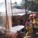 Petugas menangani semburan gas, air, dan api dari lokasi pengeboran di Manggar, Balikpapan Timur, Kamis (14/5/2026). (Dok. BPBD Balikpapan/Damkar)