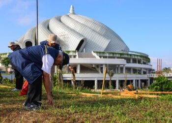 Aksi gotong royong dan bersih-bersih kawasan Masjid Negara IKN dalam rangka Hari Lingkungan Hidup Sedunia. (FOTO: Humas Otorita IKN)