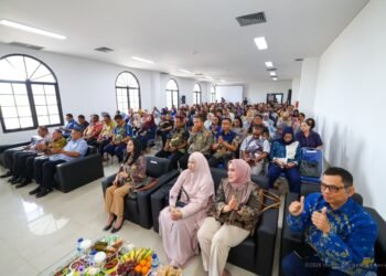 Orang tua siswa SMA Taruna Nusantara Kampus IKN mengikuti pengenalan lingkungan pendidikan di Nusantara. (Dok. Humas Otorita IKN)