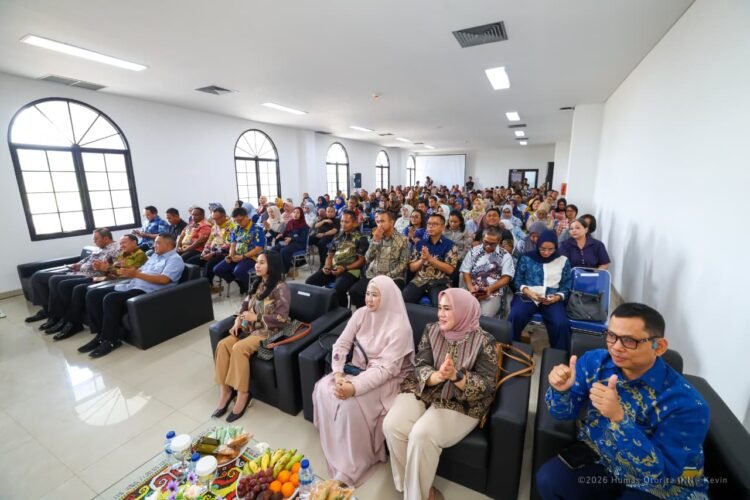 Orang tua siswa SMA Taruna Nusantara Kampus IKN mengikuti pengenalan lingkungan pendidikan di Nusantara. (Dok. Humas Otorita IKN)
