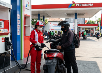 Ilustrasi petugas SPBU sedang melayani pelanggan. (Dok. AI)