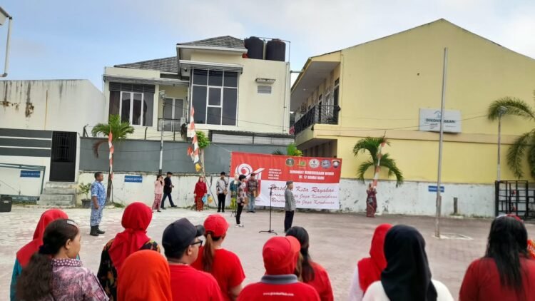 Delapan kali menggelar upacara, warga RT 17 Kelurahan Damai Baru, Balikpapan Selatan, terus menjaga semangat kemerdekaan dan gotong royong. ?? (DOK. Muhammad/PortalBalikpapan)