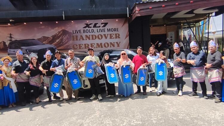 Tujuh pelanggan pertama menerima unit Suzuki New XL7 dalam seremoni serah terima di Balikpapan, Sabtu (5/9/2026). (FOTO: Muhammad Taufik/PortalBalikpapan)