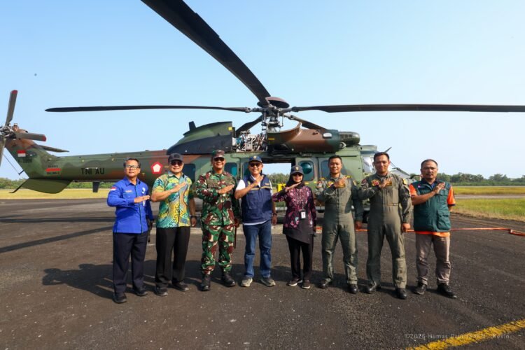 Helikopter Karakal disiapkan untuk mendukung operasi water bombing karhutla di kawasan IKN. (FOTO: Humas Otorita IKN)