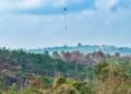 Helikopter TNI AU mengangkut air untuk operasi water bombing dalam penanganan karhutla di wilayah IKN. (FOTO: Humas Otorita IKN)