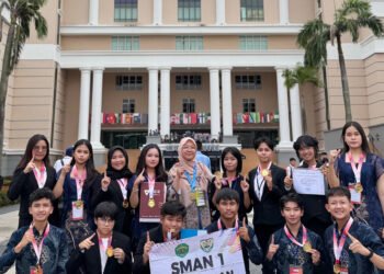 14 siswa SMAN 1 Balikpapan meraih dua Gold Medal pada WICE 2026 di Malaysia. (Dok. Ist/pb)