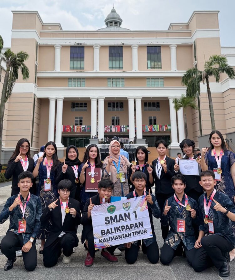 14 siswa SMAN 1 Balikpapan meraih dua Gold Medal pada WICE 2026 di Malaysia. (Dok. Ist/pb)