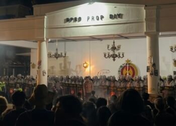 **Caption:**Aparat kepolisian berjaga di depan gedung saat aksi unjuk rasa mahasiswa di kawasan DPRD DIY, Yogyakarta, Selasa (20/10/2026) malam. (Dok. Tangkapan Layar)