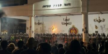 **Caption:**Aparat kepolisian berjaga di depan gedung saat aksi unjuk rasa mahasiswa di kawasan DPRD DIY, Yogyakarta, Selasa (20/10/2026) malam. (Dok. Tangkapan Layar)