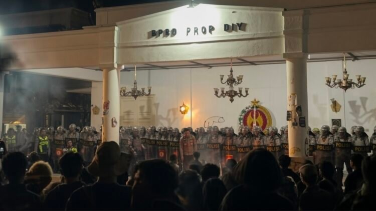**Caption:**Aparat kepolisian berjaga di depan gedung saat aksi unjuk rasa mahasiswa di kawasan DPRD DIY, Yogyakarta, Selasa (20/10/2026) malam. (Dok. Tangkapan Layar)