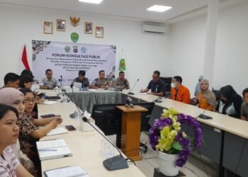 Kepala UPTD PPRD Balikpapan, Willie Havre Yulian, menyampaikan realisasi penerimaan pajak kendaraan dalam Forum Konsultasi Publik di Samsat Batakan. (Dok. Muhammad/PortalBalikpapan)
