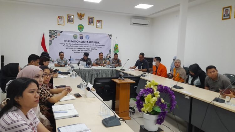 Kepala UPTD PPRD Balikpapan, Willie Havre Yulian, menyampaikan realisasi penerimaan pajak kendaraan dalam Forum Konsultasi Publik di Samsat Batakan. (Dok. Muhammad/PortalBalikpapan)