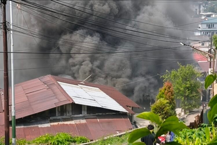 Tangkapan layar kebakaran di Jalan Senayan, Karang Rejo. (Dok. Tangkapan Layar)