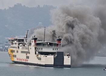 **Caption:**KMP Batumandi terbakar di perairan Merak, Selasa (20/10/2026). Seluruh penumpang dan awak berhasil dievakuasi. (Dok. Tangkapan Layar)