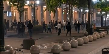 Aksi unjuk rasa memperingati Hari Sumpah Pemuda di Yogyakarta, Rabu (28/10/2026), berujung ricuh pada malam hari. Polisi mengerahkan water cannon dan gas air mata untuk membubarkan massa. (Dok. Tangkapan Layar/PB)